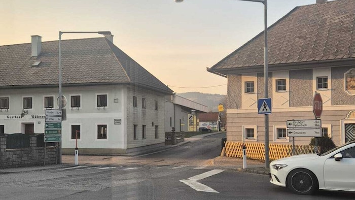 An der Kreuzung gibt es eine Engstelle durch zwei Häuser, nur an einem führt ein schmaler ...