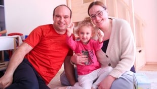 Elisa und ihre Eltern Wolfgang und Cathrin hoffen auf Spenden.