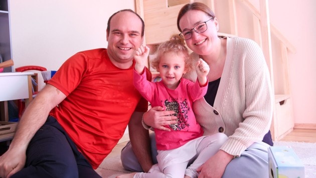 Elisa und ihre Eltern Wolfgang und Cathrin hoffen auf Spenden.