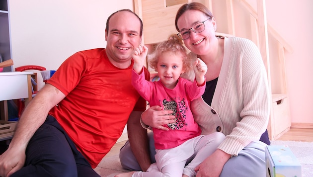 Elisa und ihre Eltern Wolfgang und Cathrin hoffen auf Spenden.