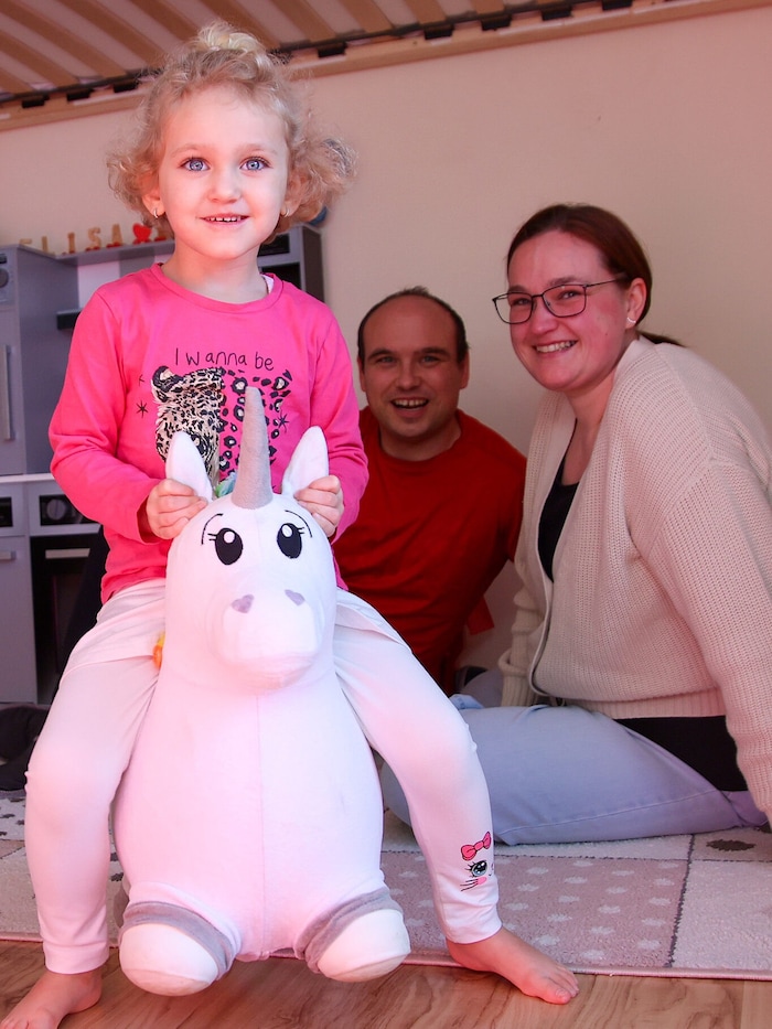 Elisa mit Familie: Ein Epilepsiehund soll bald mehr Freiraum und Sicherheit ermöglichen.