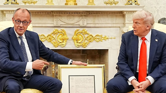 Von links: Deutschlands Bundeskanzler Friedrich Merz und US-Präsident Donald Trump bei einem ...