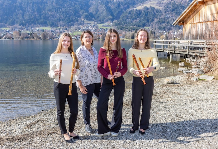 Miriam, Viktoria, Hannah von „Flowmotion“ holten 1. Preis ab. CMA-Chefin Rothschopf-Herzog ...