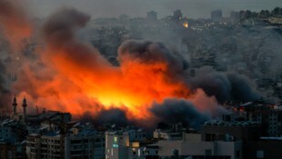 Ein israelischer Luftangriff in einem südlichen Vorort von Beirut soll eine Kommandozentrale der ...