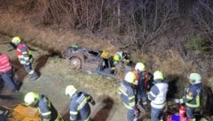 Mit vereinten Kräften konnten die Feuerwehren die Lenkerin befreien.