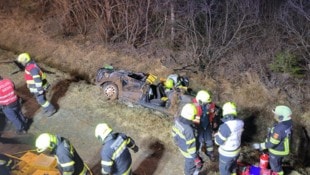 Mit vereinten Kräften konnten die Feuerwehren die Lenkerin befreien.