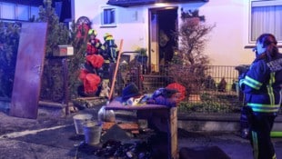 Feuerwehrleute brachten Kleidung und Möbelstücke ins Freie.