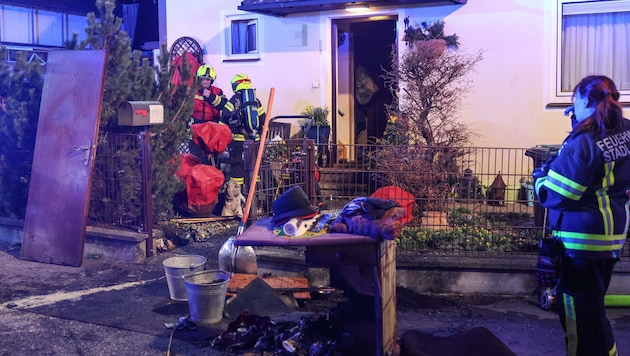 Feuerwehrleute brachten Kleidung und Möbelstücke ins Freie.