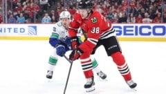 Marco Rossi (im Hintergrund) im Duell mit Ethan del Mastro (Nummer 38) von den Chicago ...