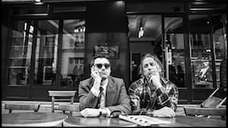 Guillaume Marbeck (l.) mit Regisseur Richard Linklater am Set