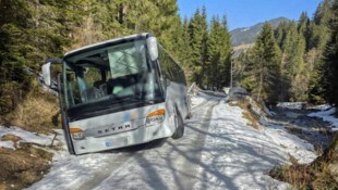 Reisebus auf Abwegen – Wanderer hielten den Zwischenfall bildlich fest.
