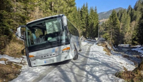 Reisebus auf Abwegen – Wanderer hielten den Zwischenfall bildlich fest.