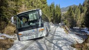 Reisebus auf Abwegen – Wanderer hielten den Zwischenfall bildlich fest.