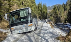 Reisebus auf Abwegen – Wanderer hielten den Zwischenfall bildlich fest.
