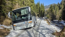 Reisebus auf Abwegen – Wanderer hielten den Zwischenfall bildlich fest.