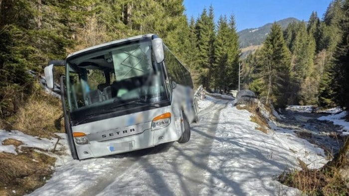 Reisebus auf Abwegen – Wanderer hielten den Zwischenfall bildlich fest.