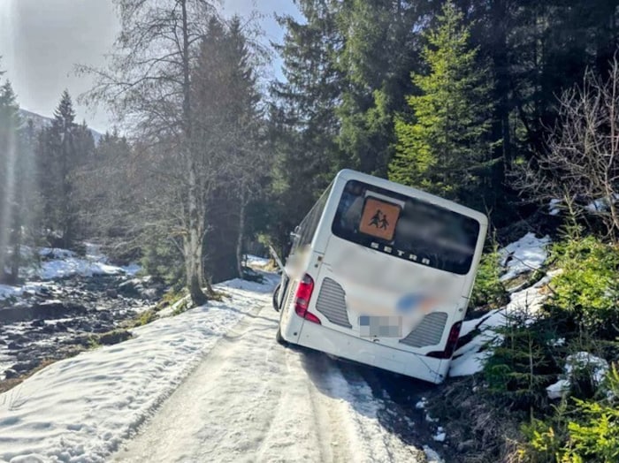 Der Bus rutschte vom Weg ab und blieb stecken.