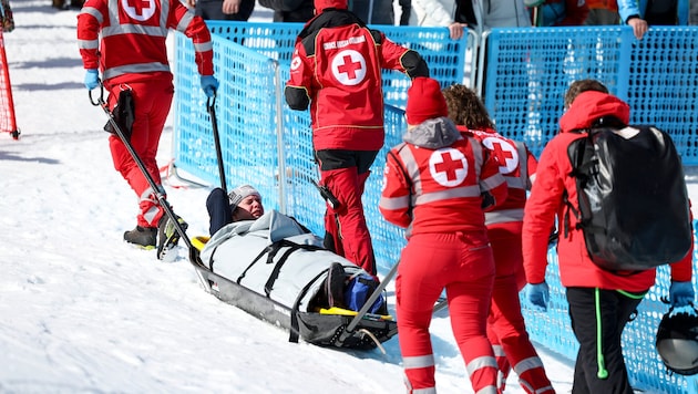 Die ÖSV-Abfahrerin wurde im Akja aus dem Ziel gebracht.