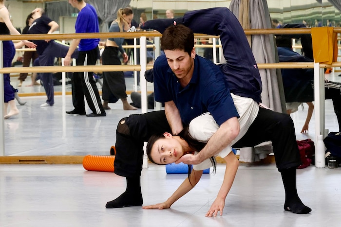 Yuka Eda und Nimrod Poles feilen an der Choreografie für „Modern Times“