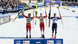 Johannes Hösflot Kläbo (m.) feierte seinen 110. Weltcupsieg.