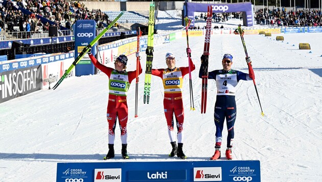 Johannes Hösflot Kläbo (m.) feierte seinen 110. Weltcupsieg.