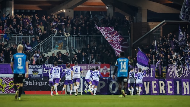 Riesenjubel bei den Salzburger Fans nach dem 2:0-Sieg.