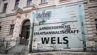 Heute, Montag, wird es in Wels interessant: Ein Mörder steht wegen einer Homeinvasion vor ...