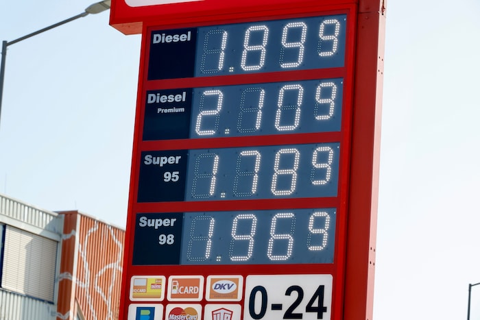 Nach 12 Uhr sind die Preise wieder einmal angezogen. Täglich steigen der Literpreis aktuell um ...