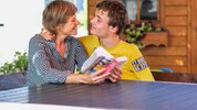 Buchautorin Birgit Kubik und ihr Sohn Max. Er ist von seiner Geburt an stark beeinträchtigt