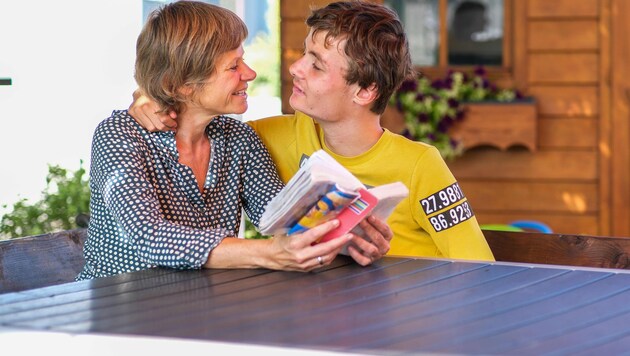 Buchautorin Birgit Kubik und ihr Sohn Max. Er ist von seiner Geburt an stark beeinträchtigt
