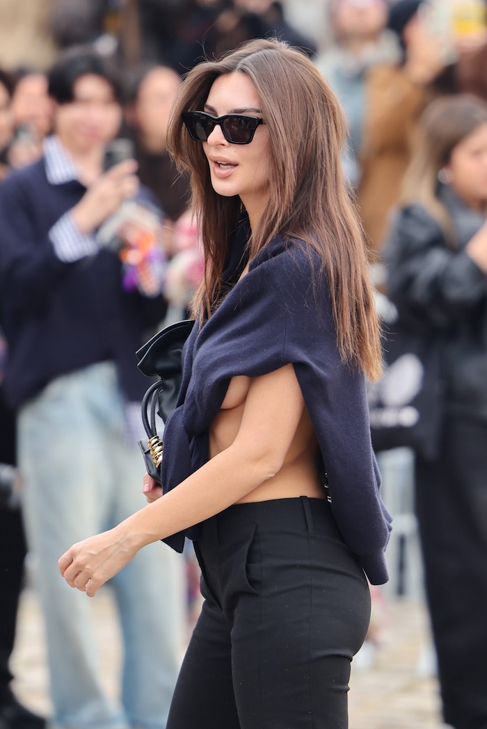 Ein Cardigan wurde für die US-Amerikanerin zum schicken Top, das heiße Einblicke, für die sie ...