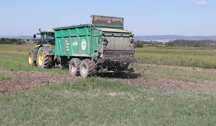 In den Sommermonaten kommt der aufbereitete Schlamm dann aufs Feld.