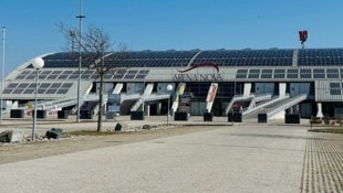 Außerhalb von Veranstaltungen weisen keine Schilder auf Parkgebühren hin, bei Events muss man ...