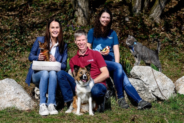 Maggie Entenfellner von der „Krone“-Tierecke (links) begleitet Dr. Richard Zink und Fabienne ...