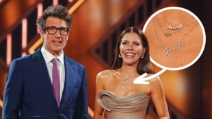 Victoria Swarovski, im Bild mit „Let‘s Dance“-Co-Moderator Daniel Hartwig, trägt plötzlich zwei ...