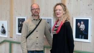 Andreas (LUPO) Lubich und Mona Jas vor Fotografien von Victoria Tomaschko.