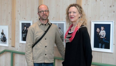 Andreas (LUPO) Lubich und Mona Jas vor Fotografien von Victoria Tomaschko.