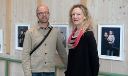 Andreas (LUPO) Lubich und Mona Jas vor Fotografien von Victoria Tomaschko.