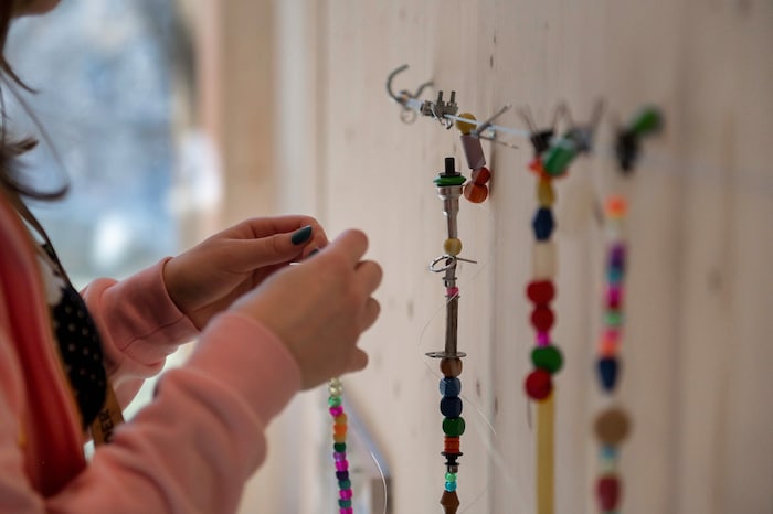 Installation mit Perlen.