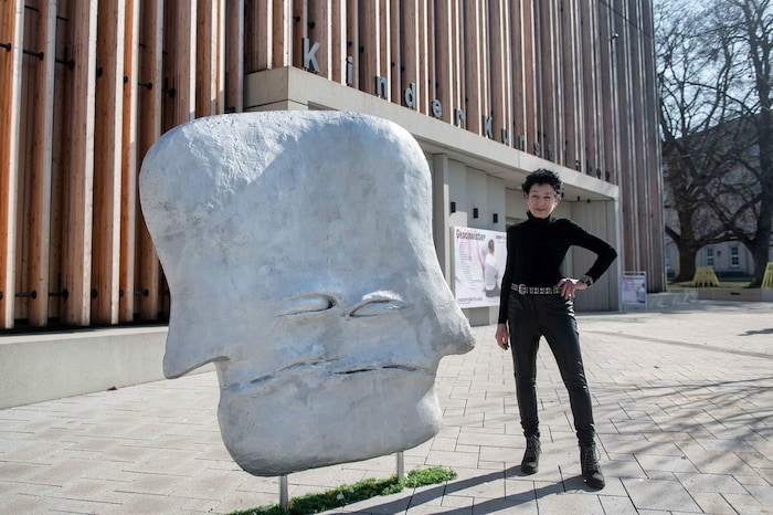 Marianne Maderna mit ihrem „Alienates Nr. 2“ vor dem Eingang des Kinderkunstlabors.