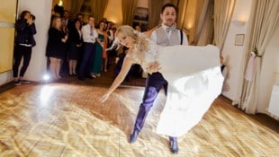 Dieses Paar ist bereits verheiratet und war von seinem Hochzeitstanz angetan. Auch ...