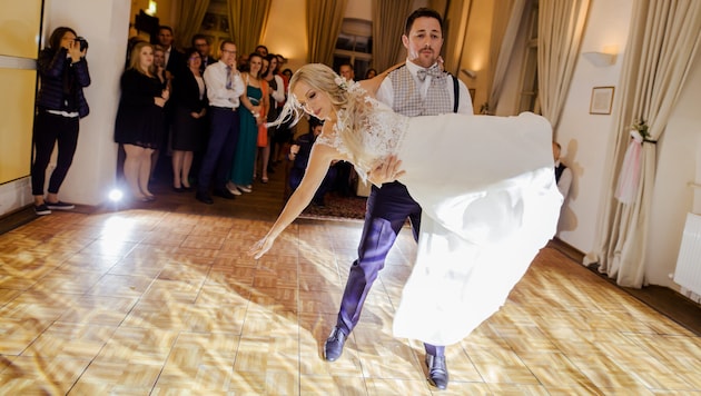 Dieses Paar ist bereits verheiratet und war von seinem Hochzeitstanz angetan. Auch die ...