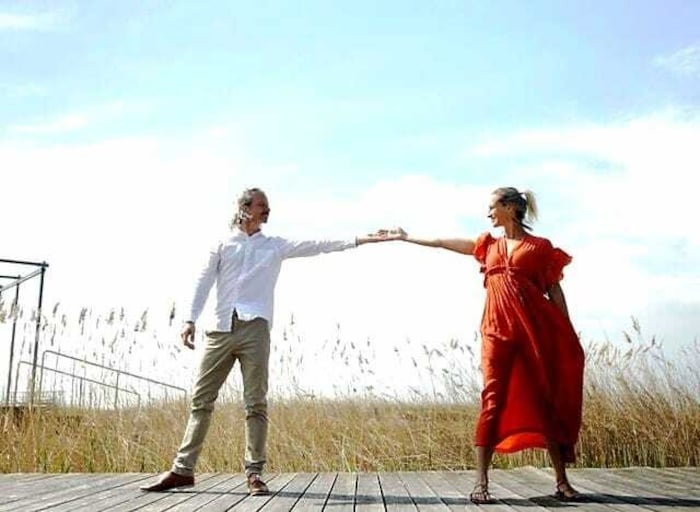 Kathrin zeigt Paaren, wie sie miteinander übers Parkett schweben können. Angeboten wird das ...