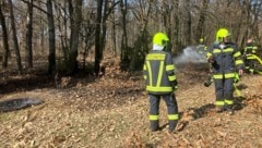 Kurz nach Mittag brach das Feuer im trockenen Wald aus.