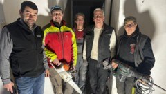 Gottfried Kogler (am Foto links) mit Sohn Christian und Mitarbeitern heimischer Firmen im ...