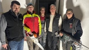 Gottfried Kogler (am Foto links) mit Sohn Christian und Mitarbeitern heimischer Firmen im ...