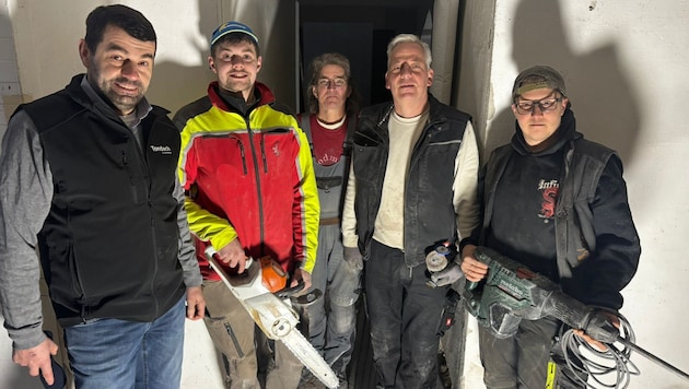 Gottfried Kogler (am Foto links) mit Sohn Christian und Mitarbeitern heimischer Firmen im ...