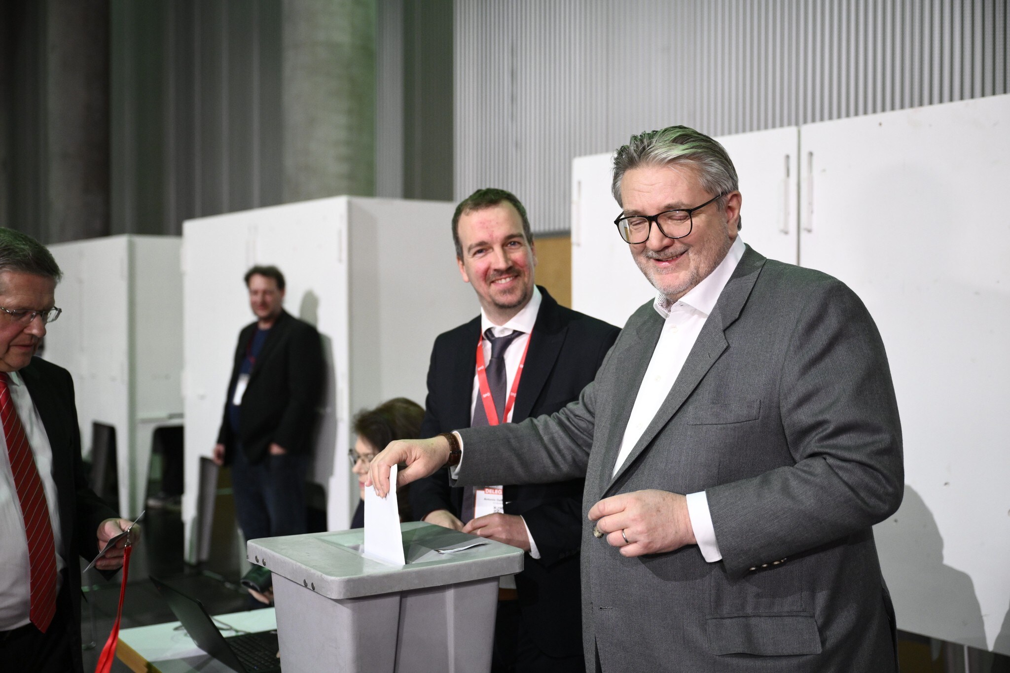 More than two hours passed between the vote and the result.