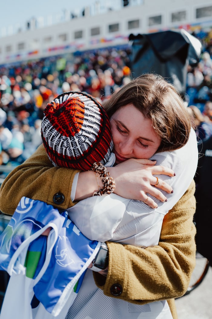 Elisabeth Aigner, die vor vier Wochen einen Kreuzbandriss erlitt, herzte ihre Schwester nach dem ...