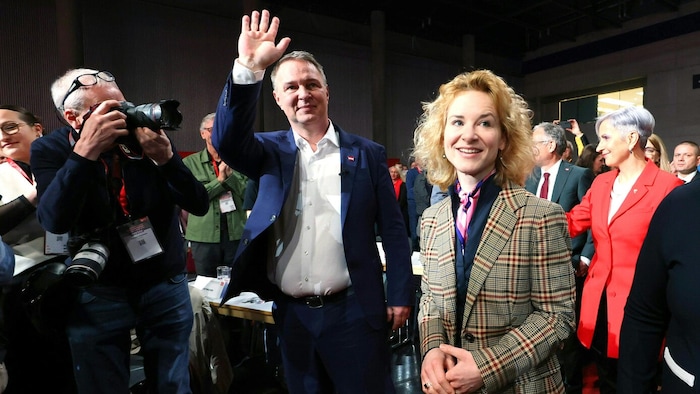 Gruß an die Funktionäre 2026: Babler im Kreis der SPÖ-Ministerinnen Eva-Maria Holzleitner ...